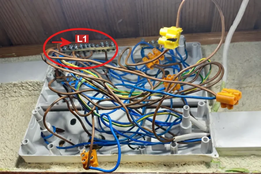 Puszka instalacyjna z chaotycznie połączonymi przewodami elektrycznymi – przykład błędnego wykonania instalacji