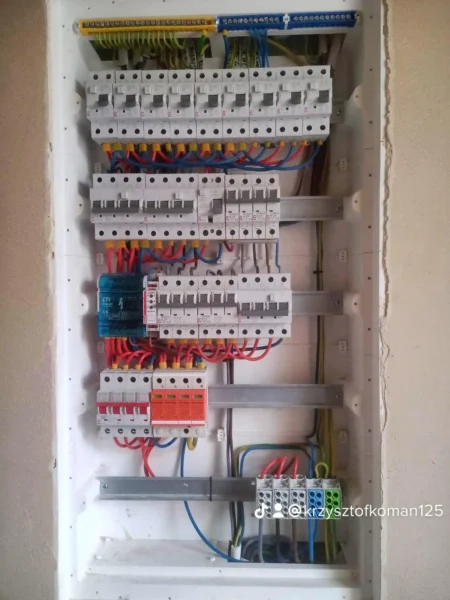 „Rozdzielnica elektryczna w domu jednorodzinnym – przykładowy poprawny układ zabezpieczeń, szyny PE i N oraz ogranicznik przepięć (SPD)”