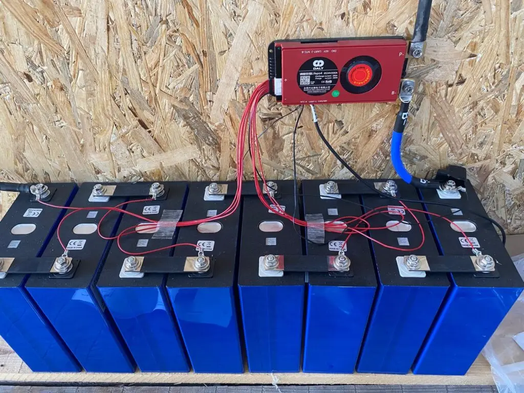 Magazyn energii LiFePO4 do instalacji fotowoltaicznej zbudowany z ogniw akumulatorowych i systemu BMS