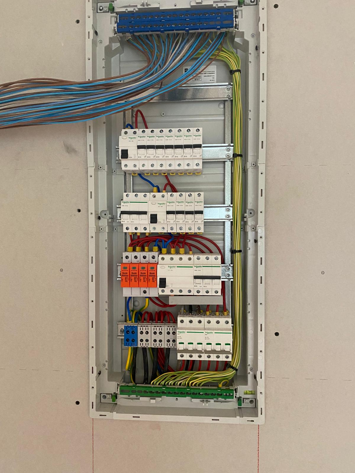 Rozdzielnica elektryczna z wyłącznikami nadprądowymi i uporządkowanym okablowaniem w instalacji domowej