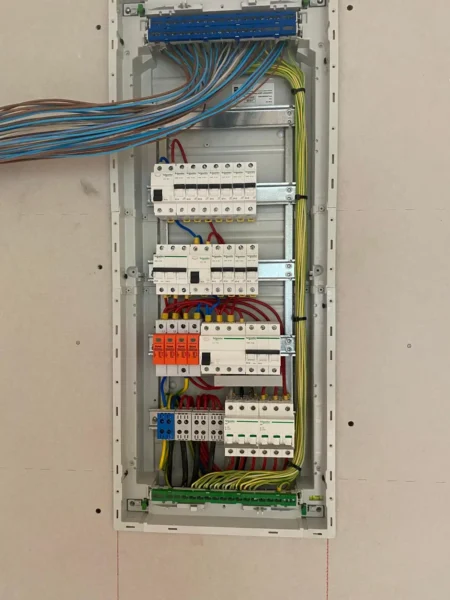 Wyłącznik różnicowoprądowy – zasada działania, typy i montaż w instalacjach elektrycznych