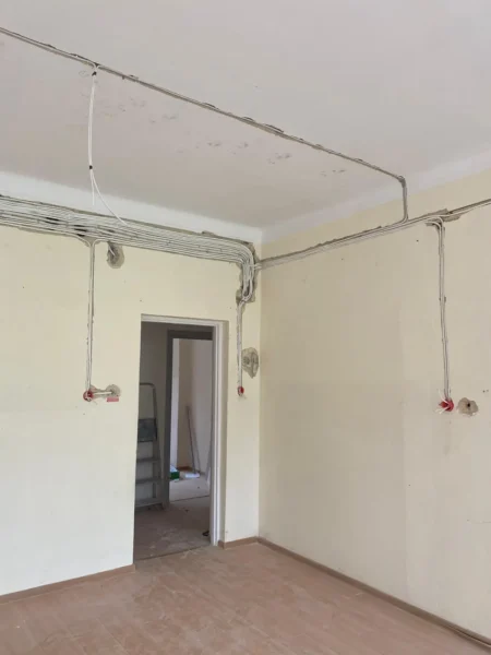 Prace przy modernizacji starej instalacji elektrycznej w mieszkaniu