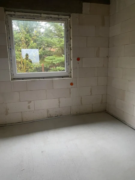 Instalacja elektryczna w trakcie wykonywania w domu jednorodzinnym – przygotowanie punktów pod gniazdka i oświetlenie