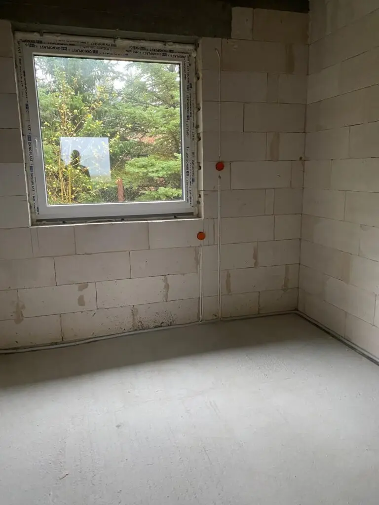 Instalacja elektryczna w trakcie wykonywania w domu jednorodzinnym – przygotowanie punktów pod gniazdka i oświetlenie