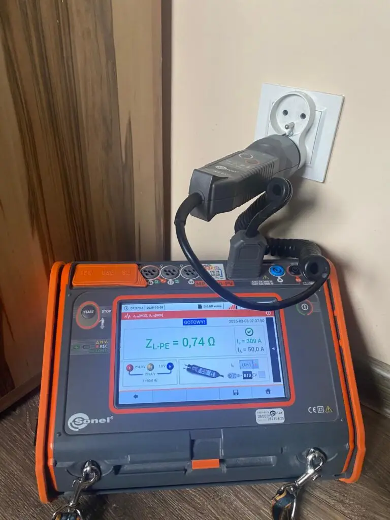Pomiary elektryczne Pomiar impedancji pętli zwarcia w gniazdku elektrycznym przy użyciu miernika Sonel – przykład pomiaru ZL-PE w instalacji elektrycznej