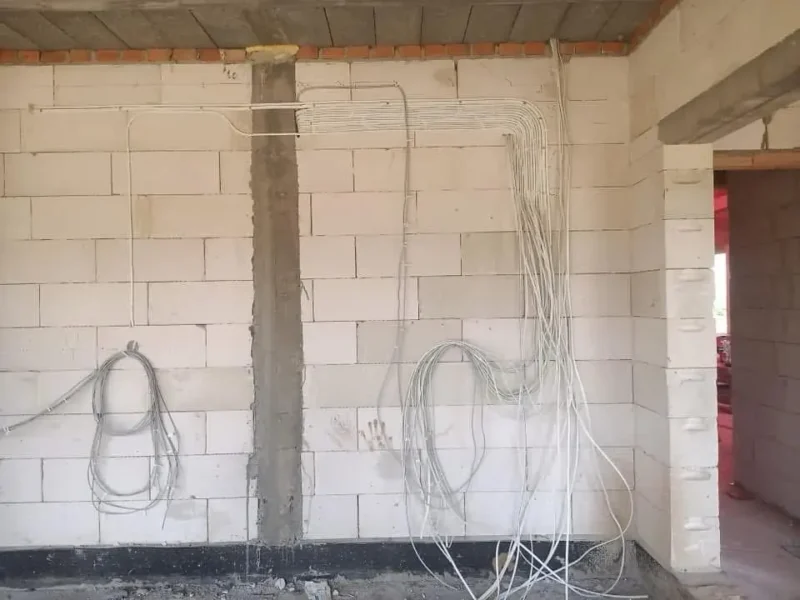 instalacja elektryczna w domu jednorodzinnym – prowadzenie przewodów w ścianach podczas budowy
