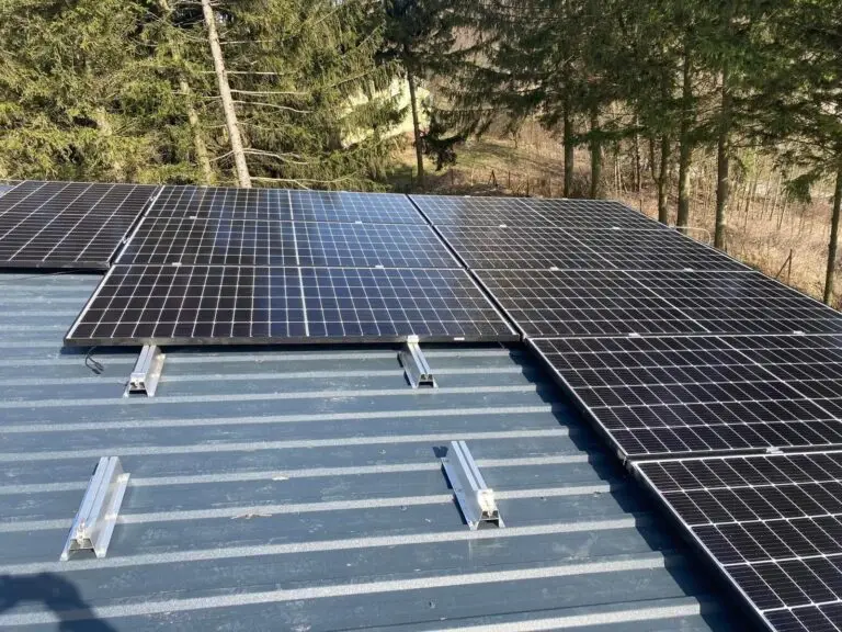 Fotowoltaika instalacja fotowoltaiczna na dachu domu jednorodzinnego – panele fotowoltaiczne produkujące energię elektryczną