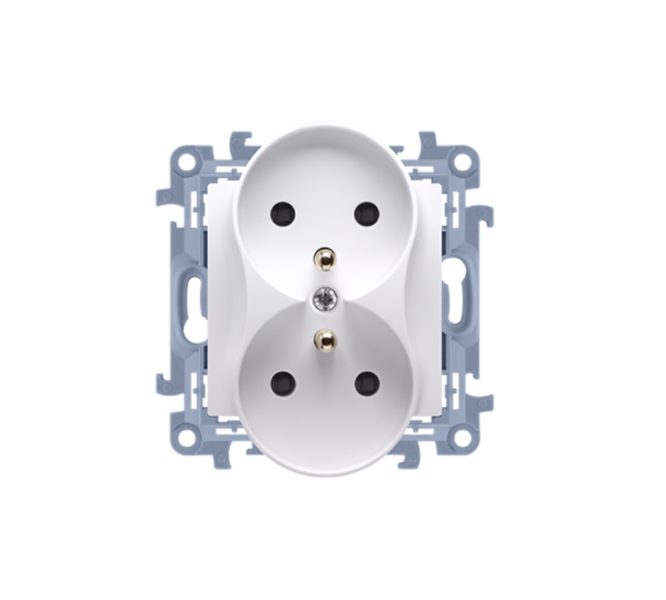 Podwójne gniazdko elektryczne z bolcem ochronnym na jasnym tle