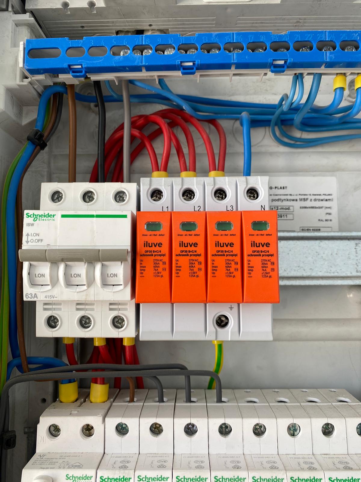 Ogranicznik przepięć SPD zamontowany w rozdzielnicy elektrycznej