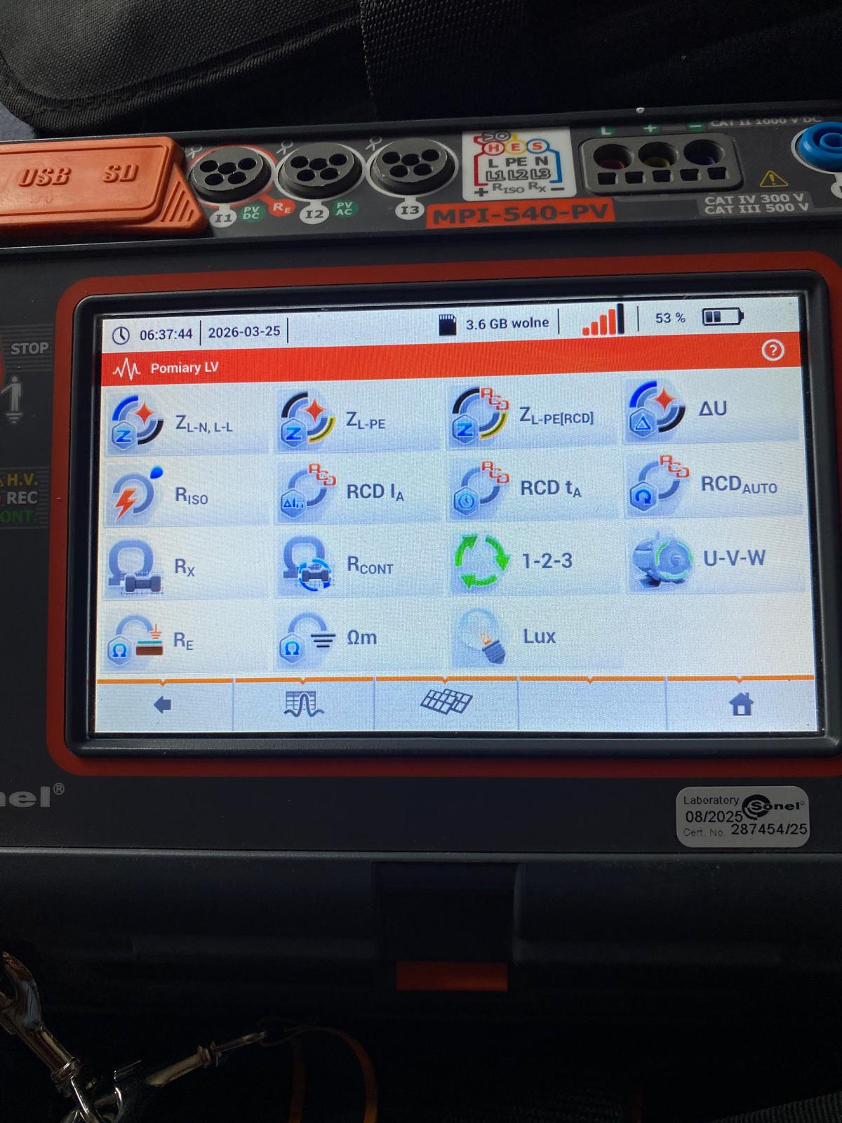 Miernik Sonel MPI-540-PV z ekranem funkcji pomiarowych do badań instalacji elektrycznej