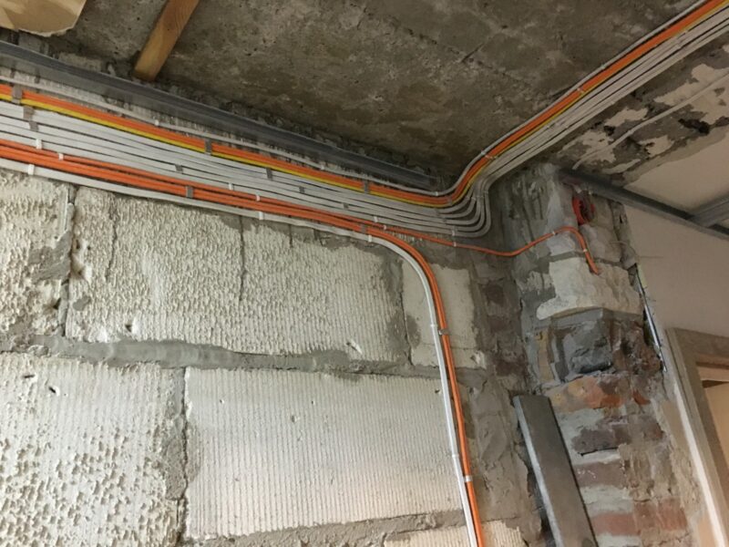 Strona gŁówna Przewody elektryczne prowadzone w rurkach instalacyjnych na ścianie i suficie w budynku