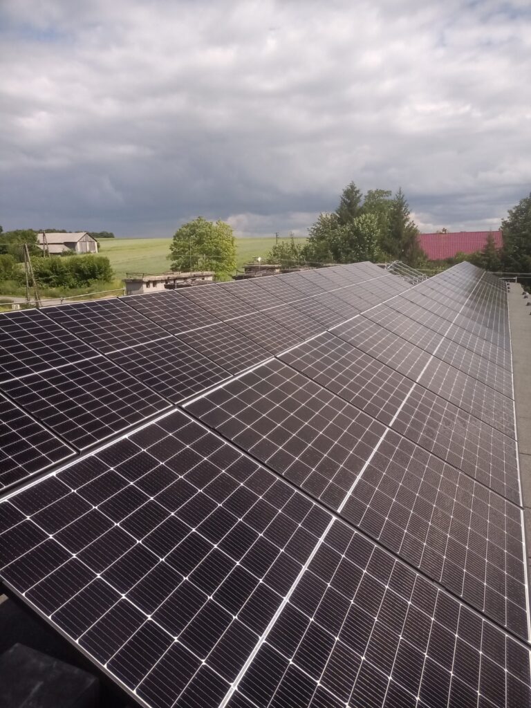 Fotowoltaika Instalacja fotowoltaiczna 10 kW zamontowana na dachu budynku mieszkalnego