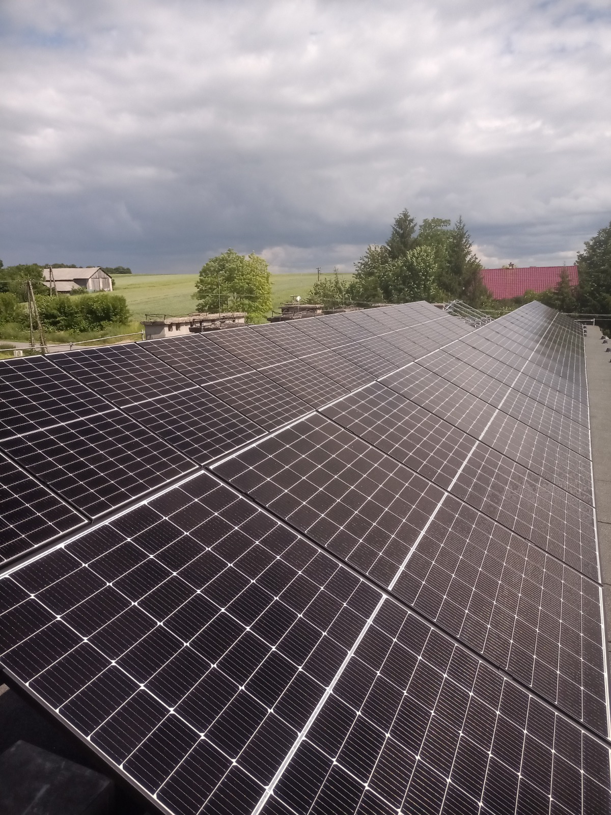 Instalacja fotowoltaiczna 10 kW zamontowana na dachu budynku mieszkalnego