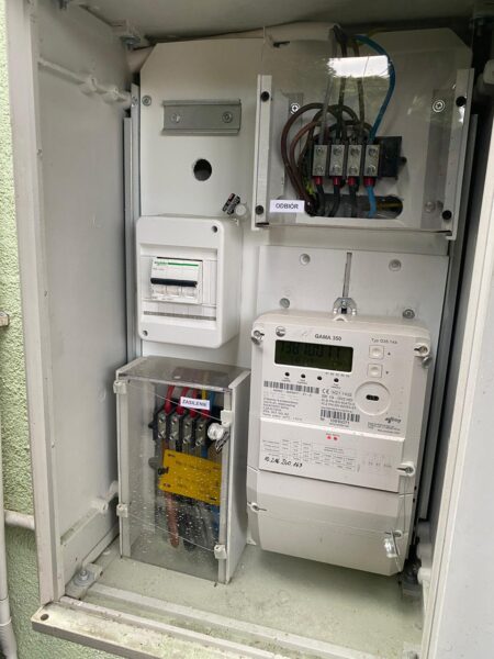 Strona gŁówna Skrzynka licznikowa z licznikiem energii elektrycznej i zabezpieczeniami instalacji