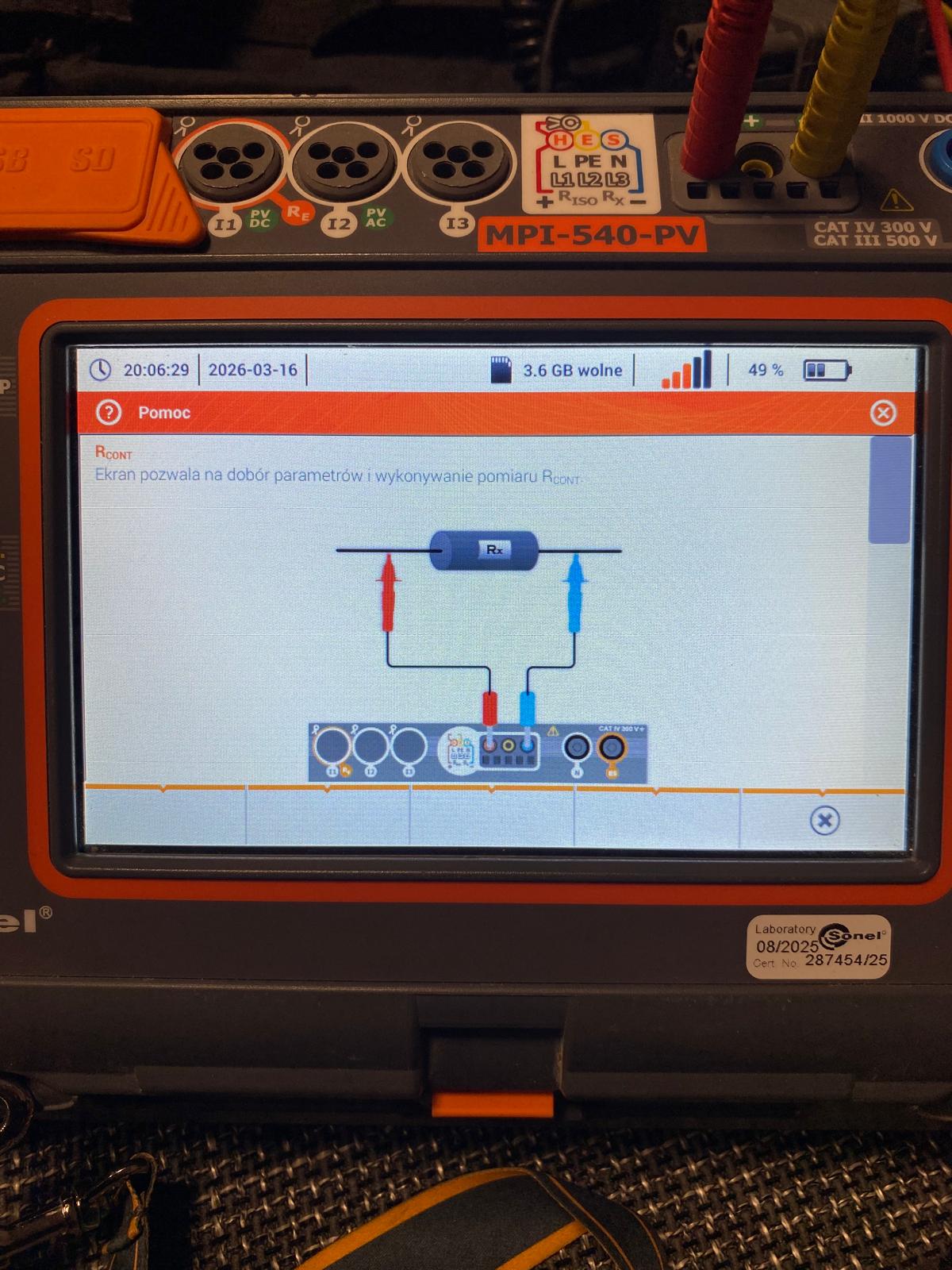 Miernik Sonel MPI-540-PV podczas pomiaru ciągłości przewodów ochronnych