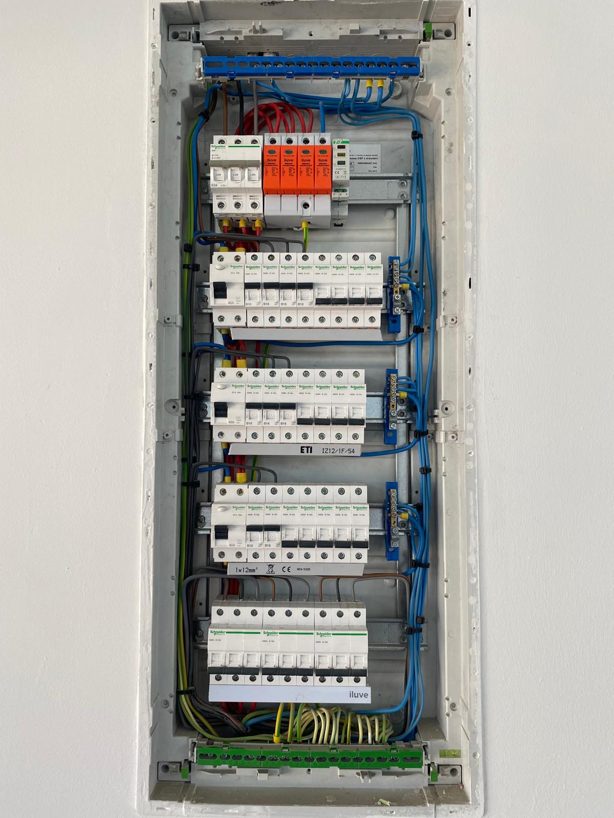 Rozdzielnica elektryczna z zabezpieczeniami nadprądowymi, ochronnikami przepięć i uporządkowanym okablowaniem