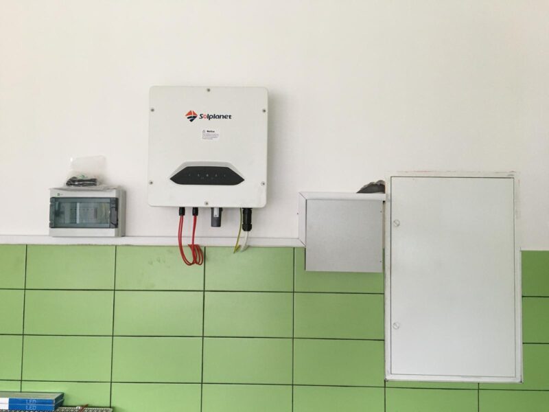 Falownik fotowoltaiczny zamontowany na ścianie w instalacji PV w budynku