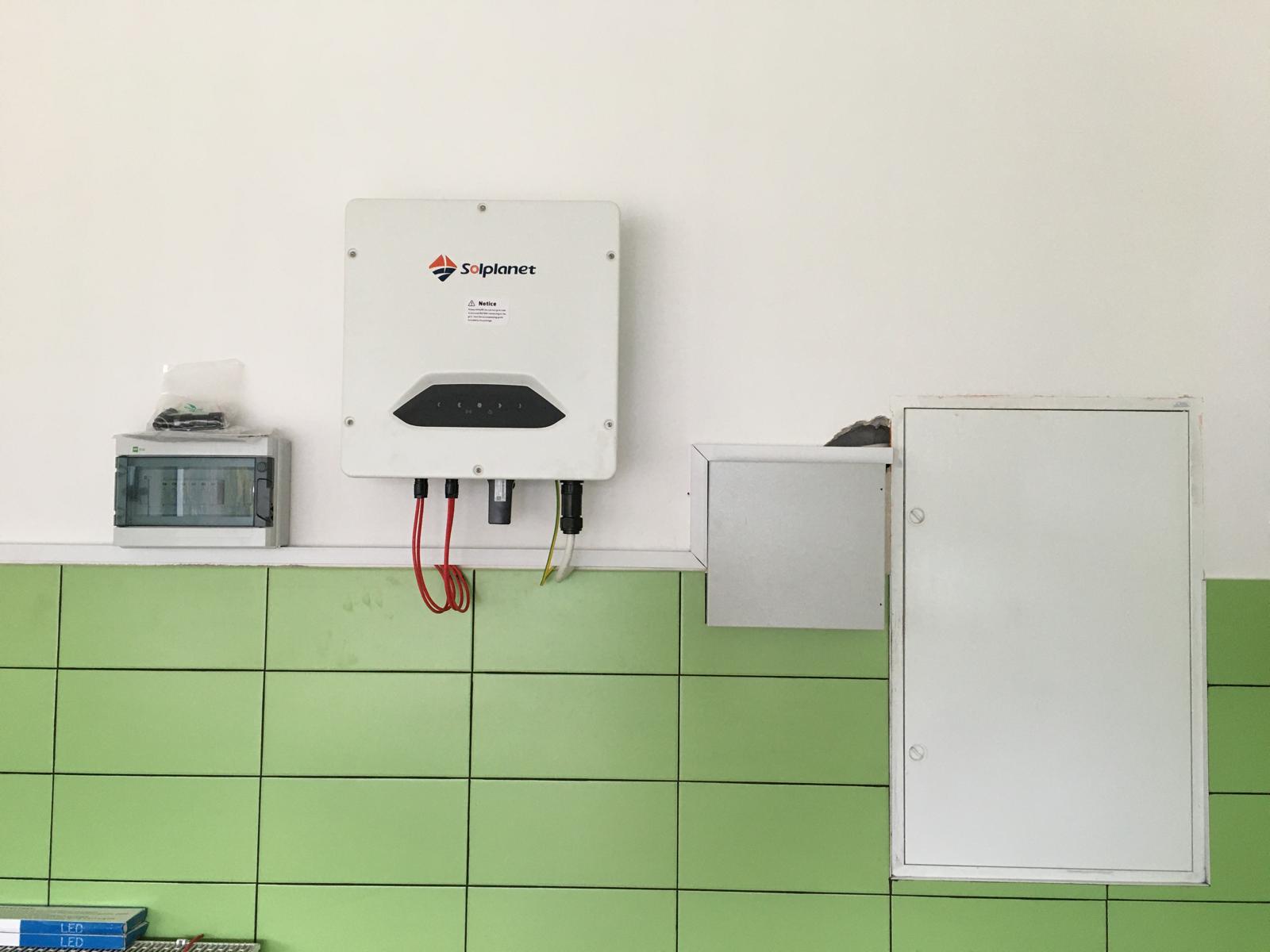 Dlaczego falownik fotowoltaiczny się wyłącza? Przyczyny, błędy i skuteczne rozwiązania Falownik fotowoltaiczny zamontowany na ścianie w instalacji PV w budynku