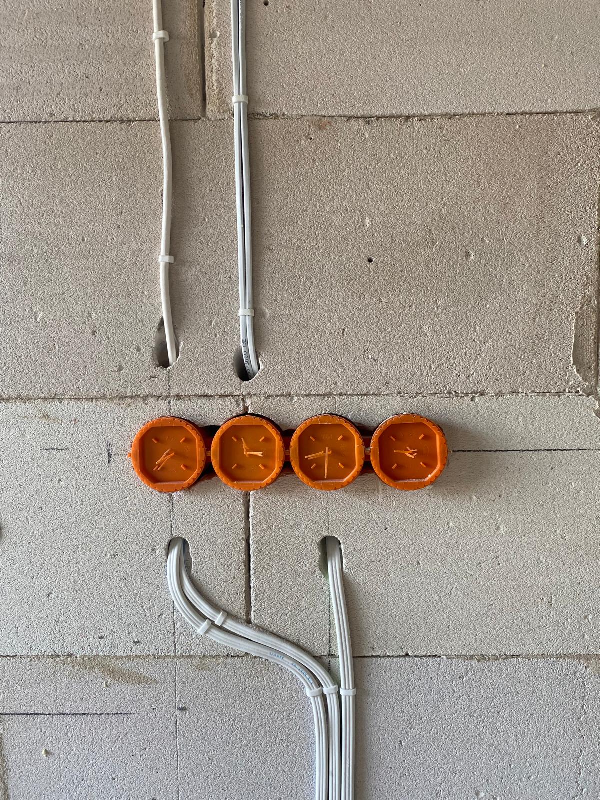 Punkt elektryczny – definicja, zakres i aktualne ceny wykonania w 2024 roku Puszki i przewody przygotowane pod wykonanie punktów elektrycznych w ścianie