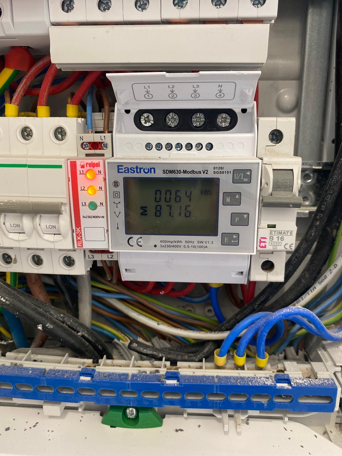Miernik energii elektrycznej zamontowany w rozdzielnicy domowej