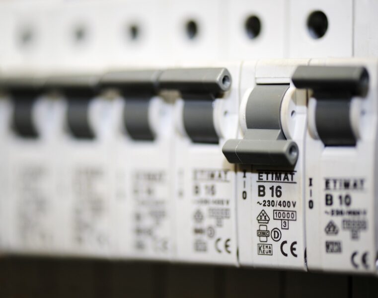 Wyłączniki nadprądowe w rozdzielnicy elektrycznej