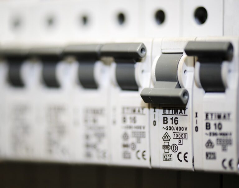 Wyłączniki nadprądowe w rozdzielnicy elektrycznej