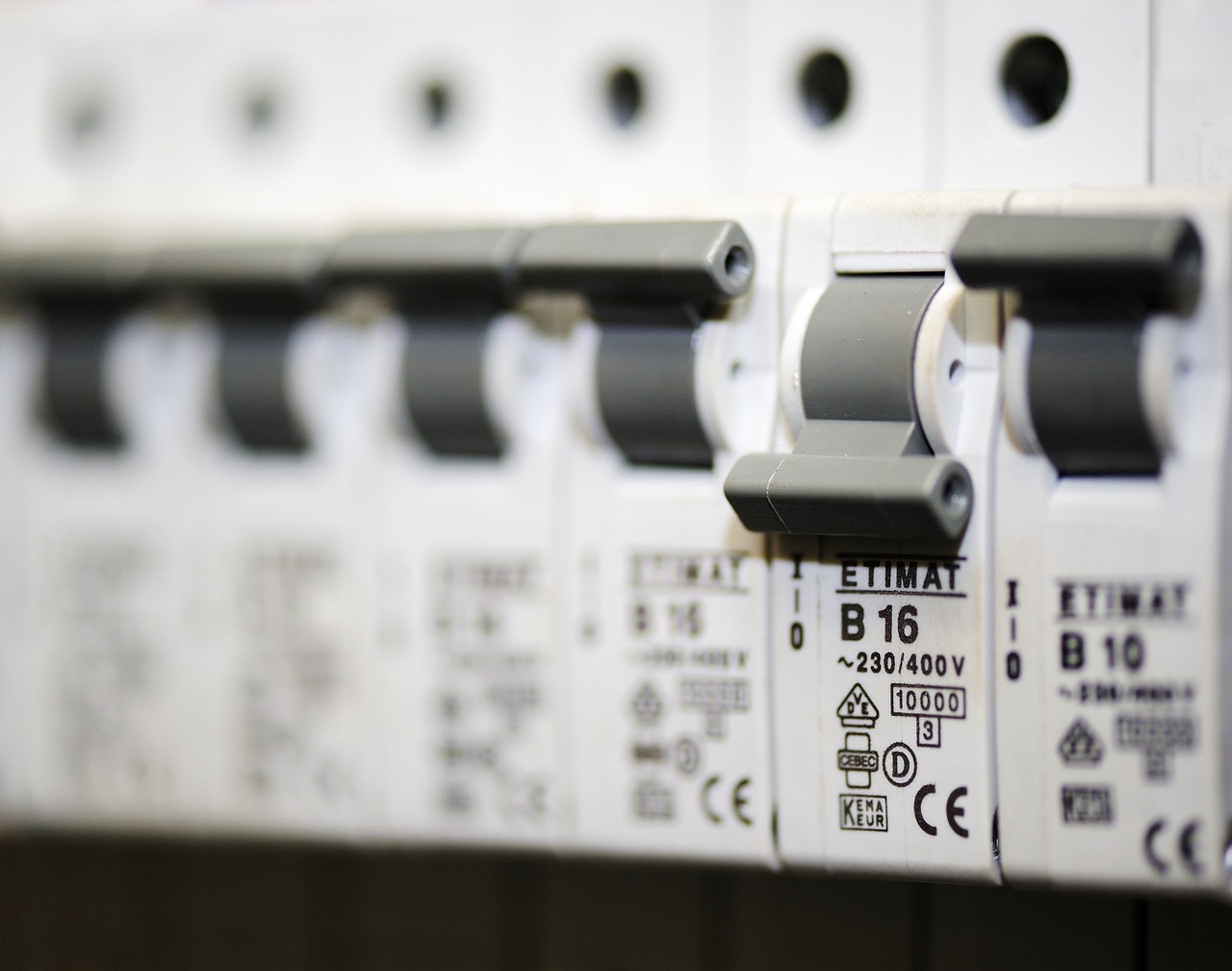 Wyłączniki nadprądowe w rozdzielnicy elektrycznej