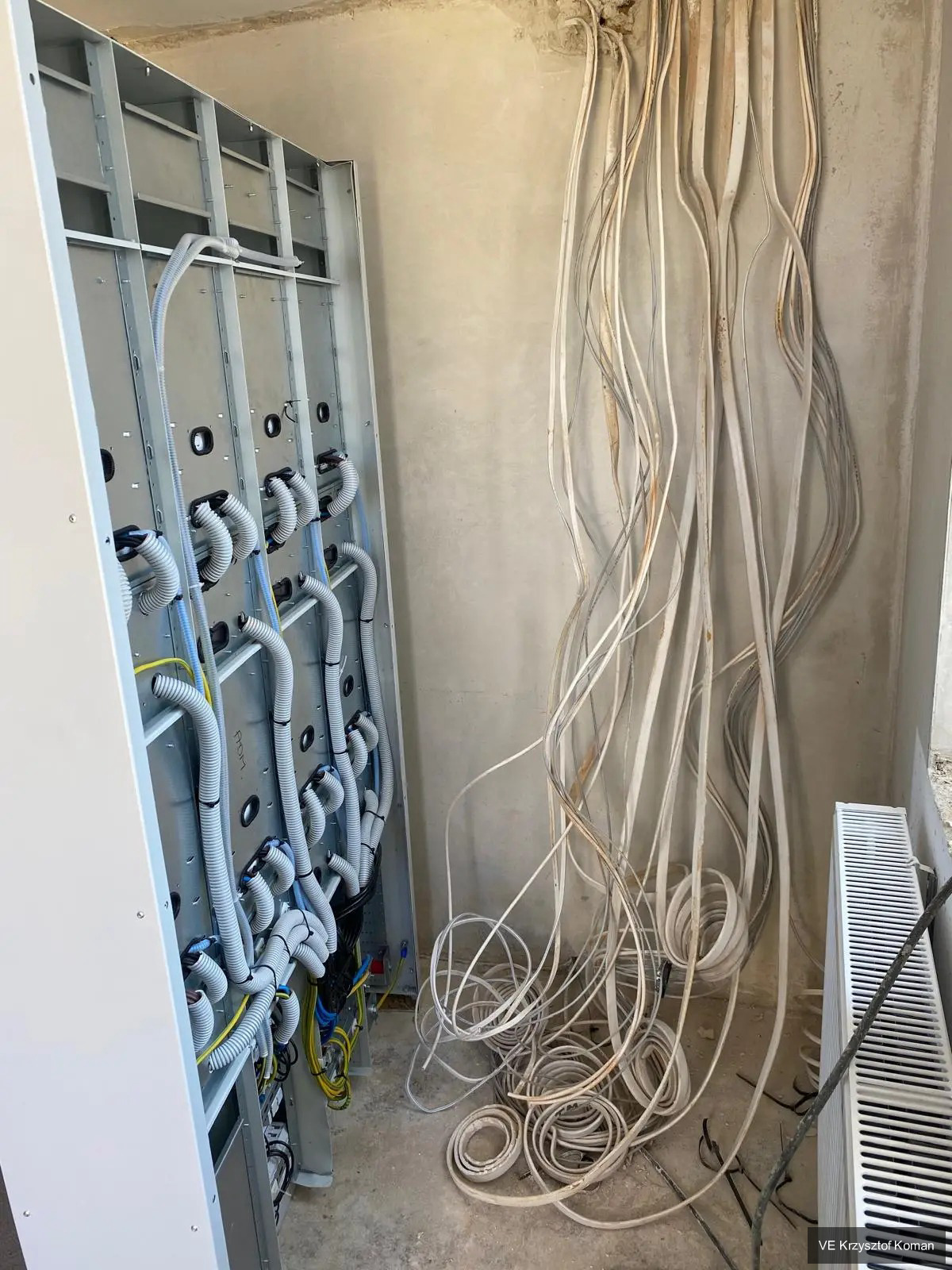 Przewody elektryczne prowadzone do rozdzielnicy podczas wykonywania instalacji