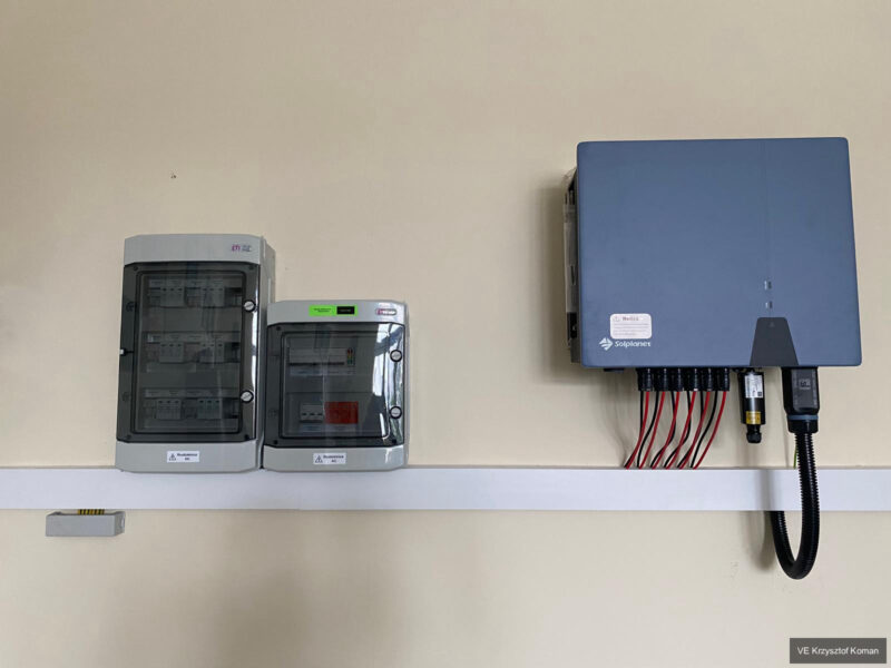 Falownik fotowoltaiczny zamontowany obok rozdzielnic DC i AC instalacji PV