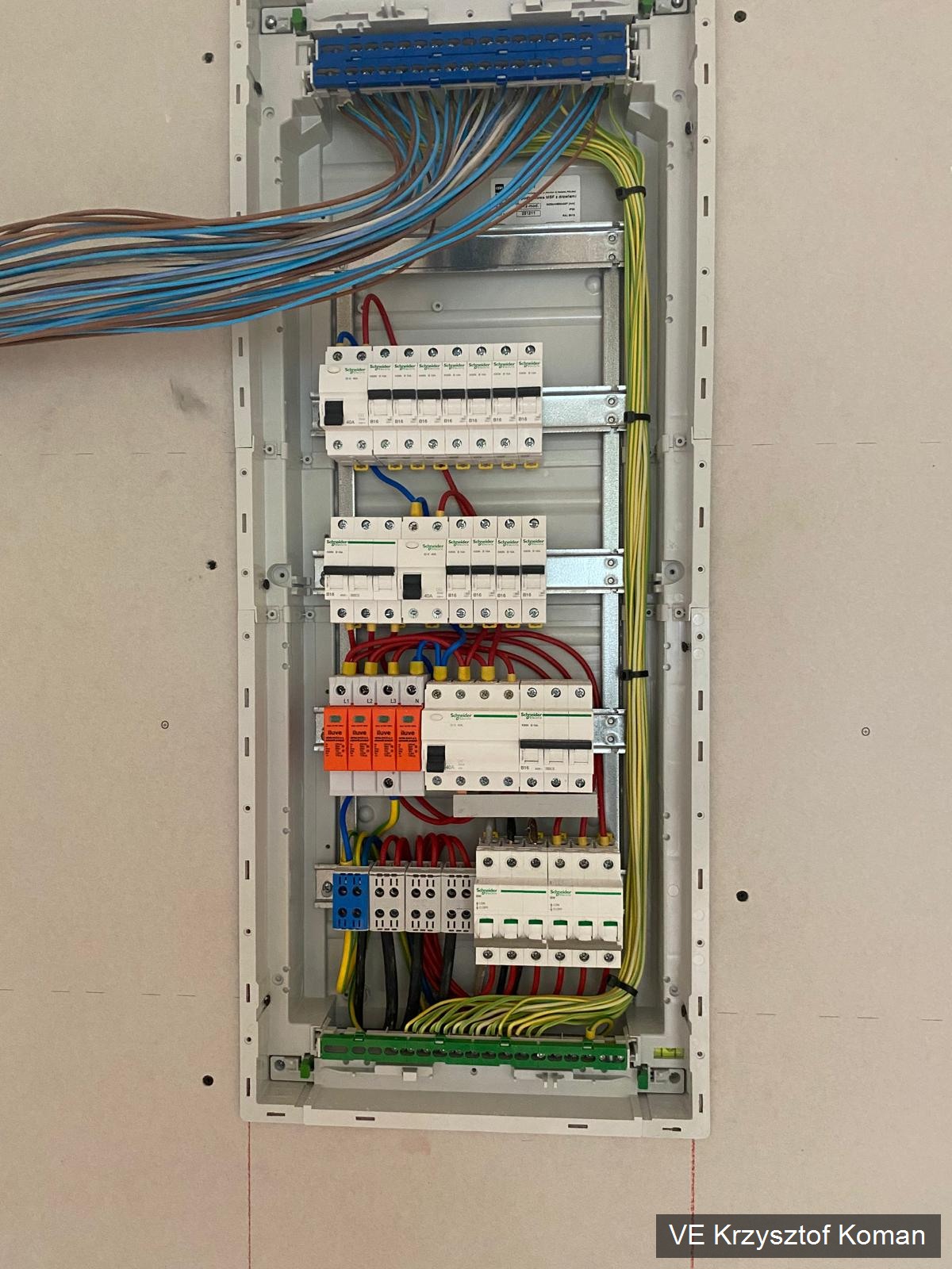 Rozdzielnica elektryczna z wyłącznikami różnicowoprądowymi i zabezpieczeniami