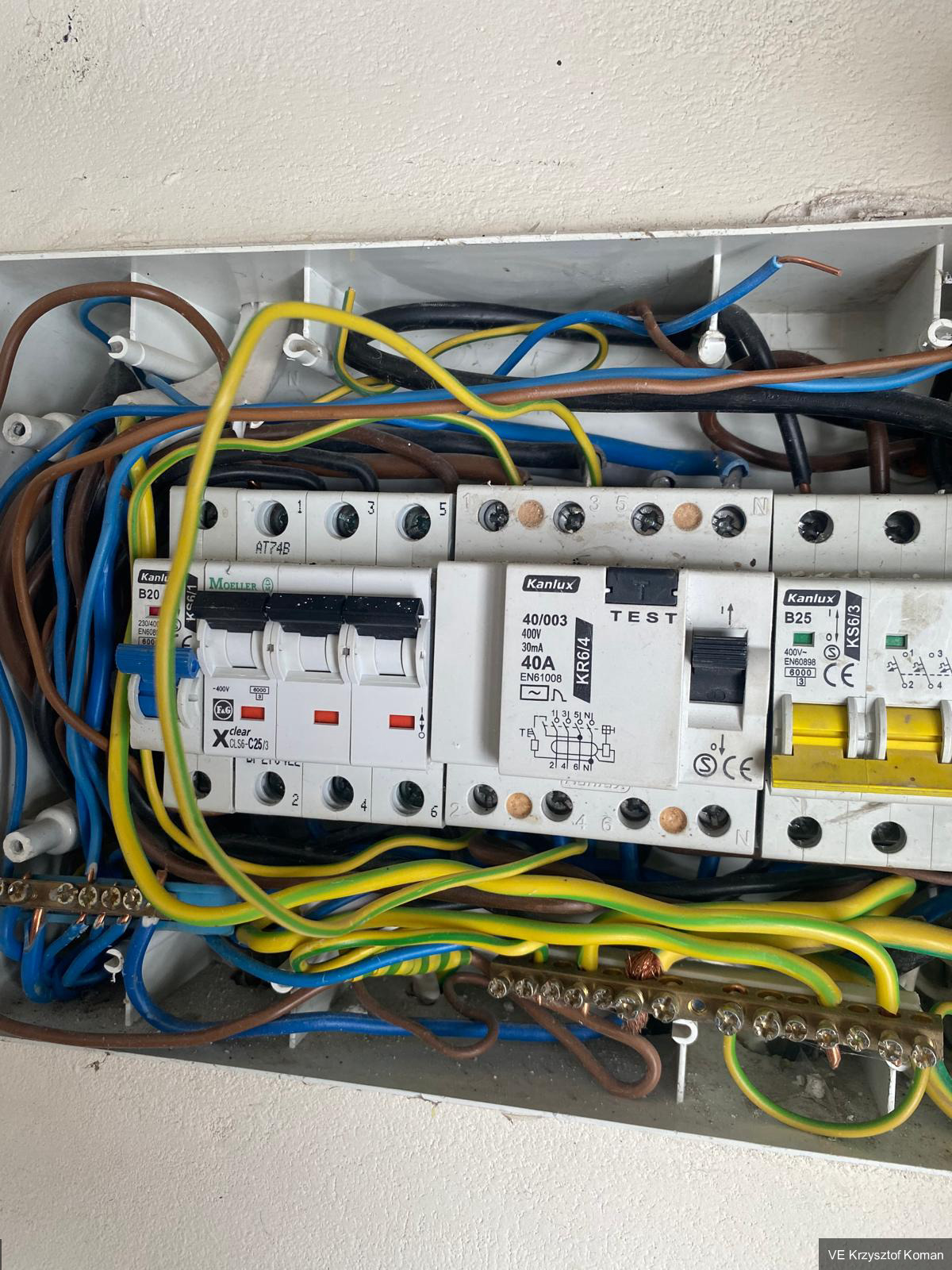 Rozdzielnica elektryczna z wyłącznikiem różnicowoprądowym wymagająca sprawdzenia przez elektryka