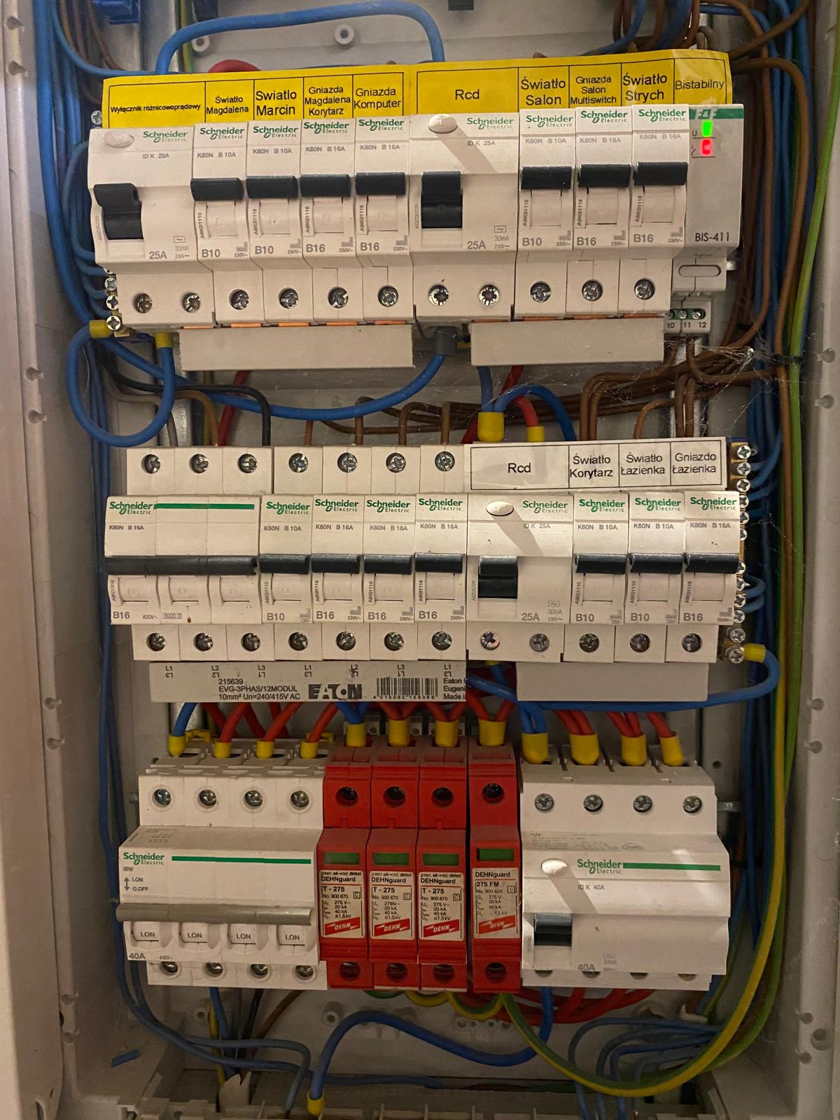 Rozdzielnica elektryczna w domu jednorodzinnym z wyłącznikami MCB, RCD i SPD