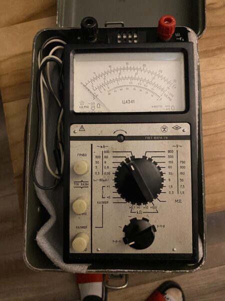 Stary analogowy miernik elektryczny Ц4341 w metalowej walizce