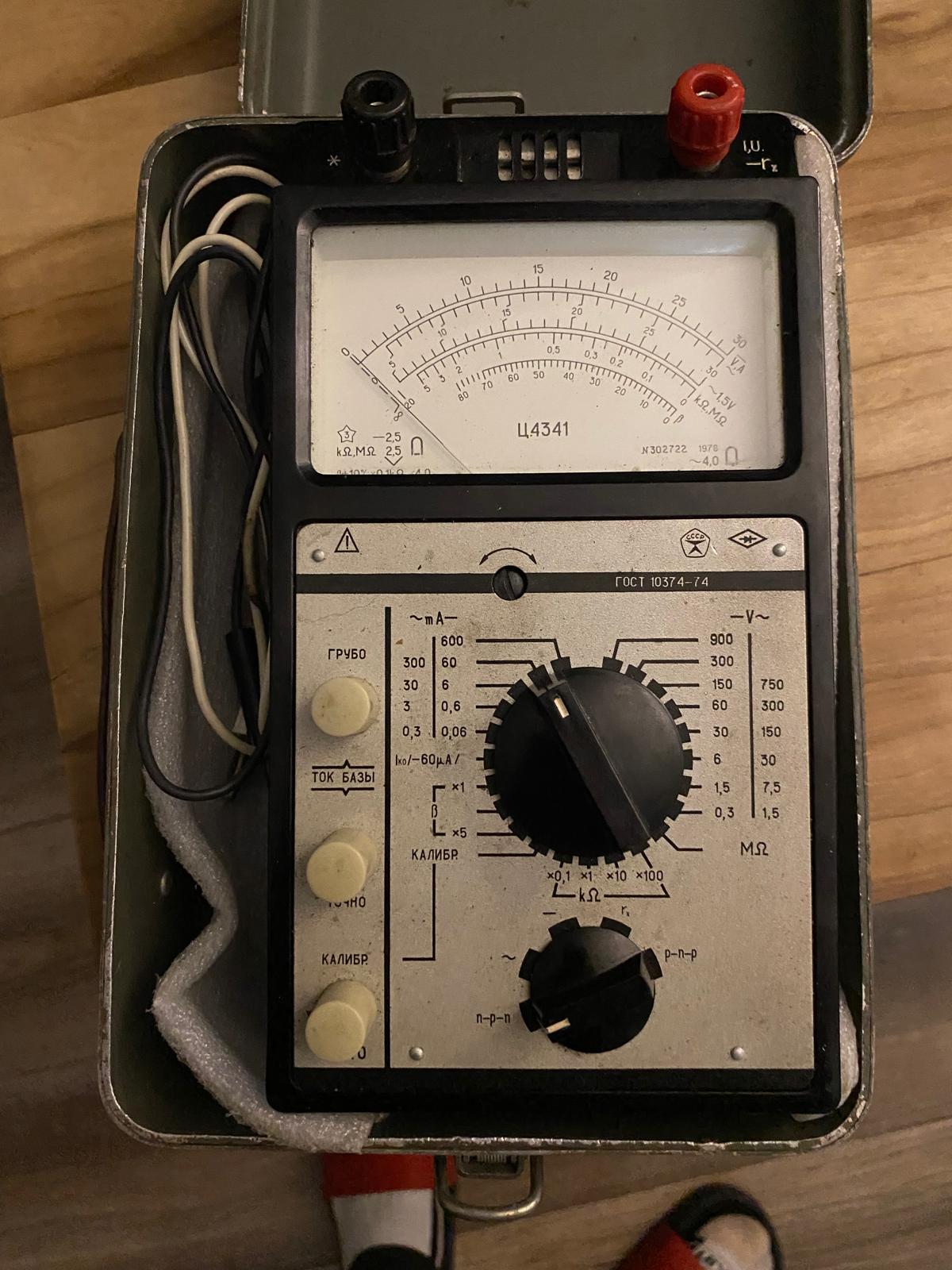 Stary analogowy miernik elektryczny Ц4341 w metalowej walizce
