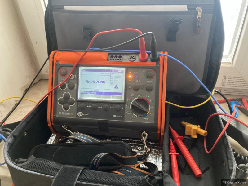 Miernik wielofunkcyjny Sonel MPI-525 podczas pomiaru instalacji elektrycznej