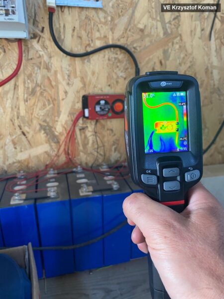 Kamera termowizyjna podczas kontroli magazynu energii przez elektryka