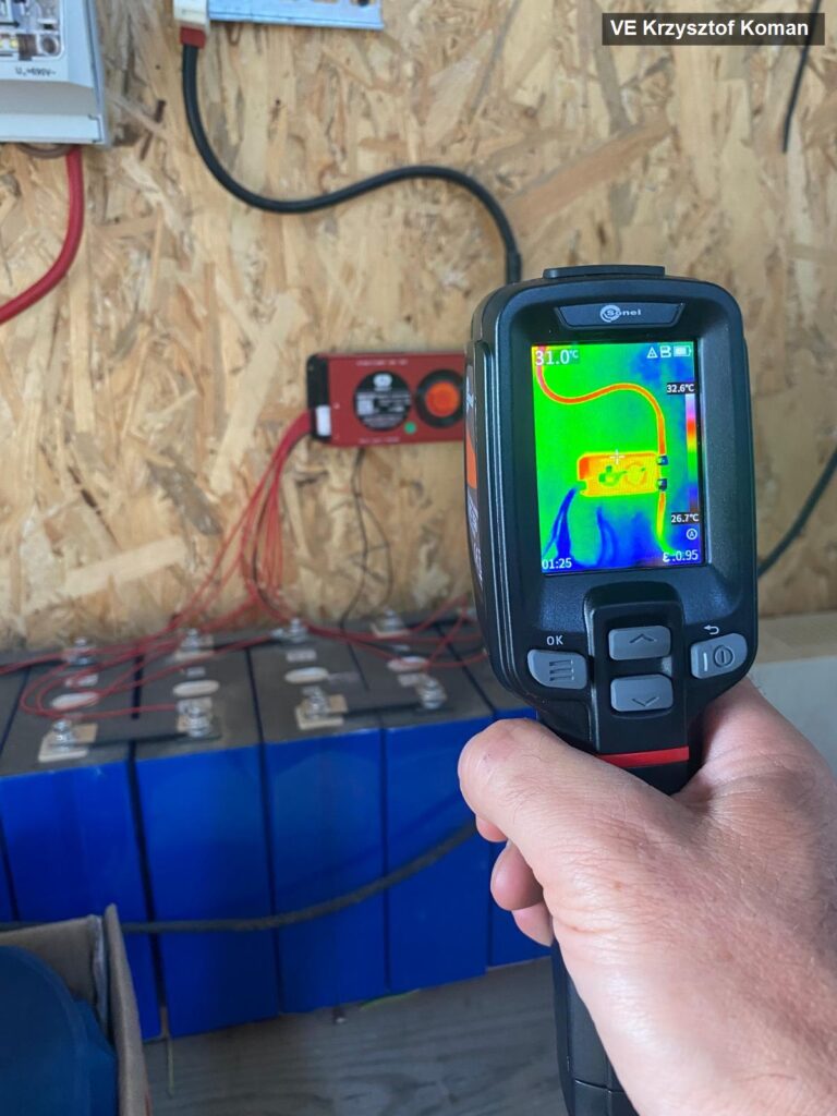Kamera termowizyjna podczas kontroli magazynu energii przez elektryka