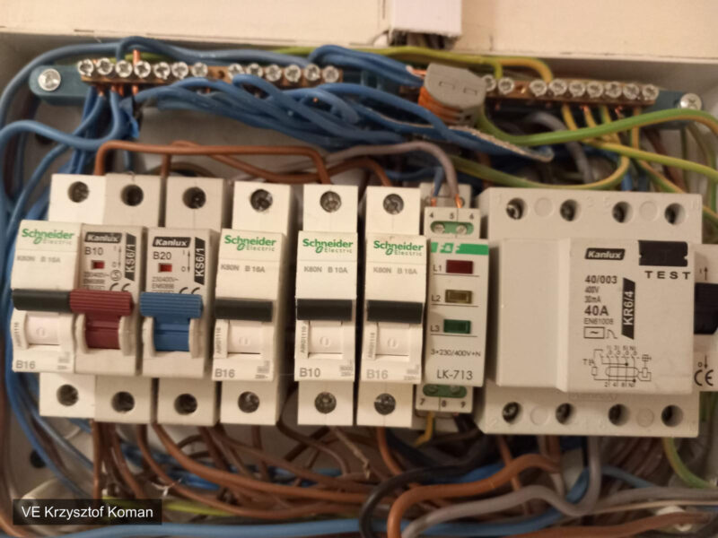 Rozdzielnica elektryczna podczas diagnostyki migającego światła w domu